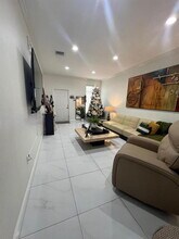 5621 NW 112th Ct in Doral, FL - Foto de edificio - Building Photo