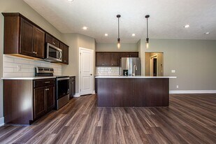 342-346 N Allen St in Bennington, NE - Building Photo