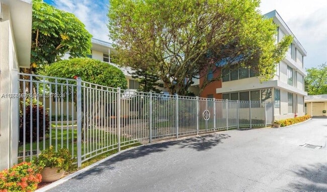 10210 Collins Ave in Bal Harbour, FL - Building Photo - Building Photo