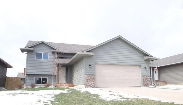 417 Lien Ave in Harrisburg, SD - Building Photo