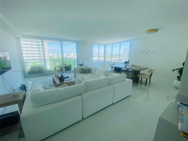 1000 West Ave, Unit 703 in Miami Beach, FL - Foto de edificio - Building Photo