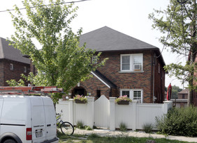 59-61 Claxton Blvd in Toronto, ON - Building Photo