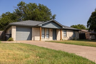 1424 W Torrey St in Granbury, TX - Building Photo