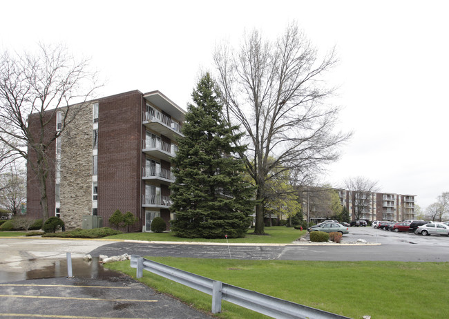 Cameo West Condominiums in Downers Grove, IL - Foto de edificio - Building Photo