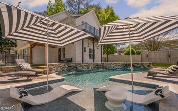 8175 Main St in Woodstock, GA - Building Photo - Building Photo