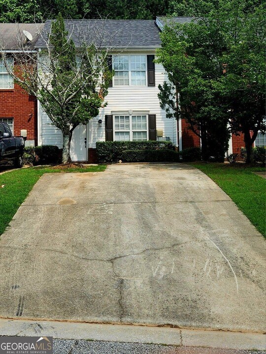 2316 Strathmoor Manor Dr in Lithonia, GA - Foto de edificio