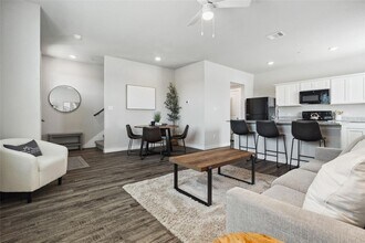 705 Apache Trail in Leander, TX - Foto de edificio - Building Photo