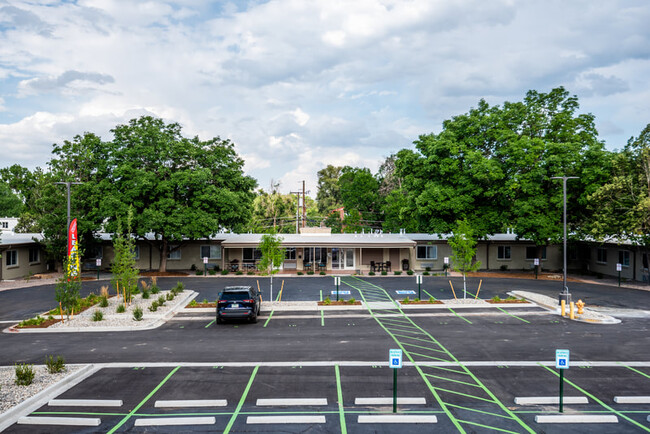 Eiber Village Affordable Senior Living 62+ in Lakewood, CO - Foto de edificio - Building Photo