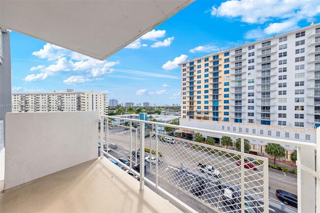 430 Golden Isles Dr in Hallandale Beach, FL - Building Photo - Building Photo