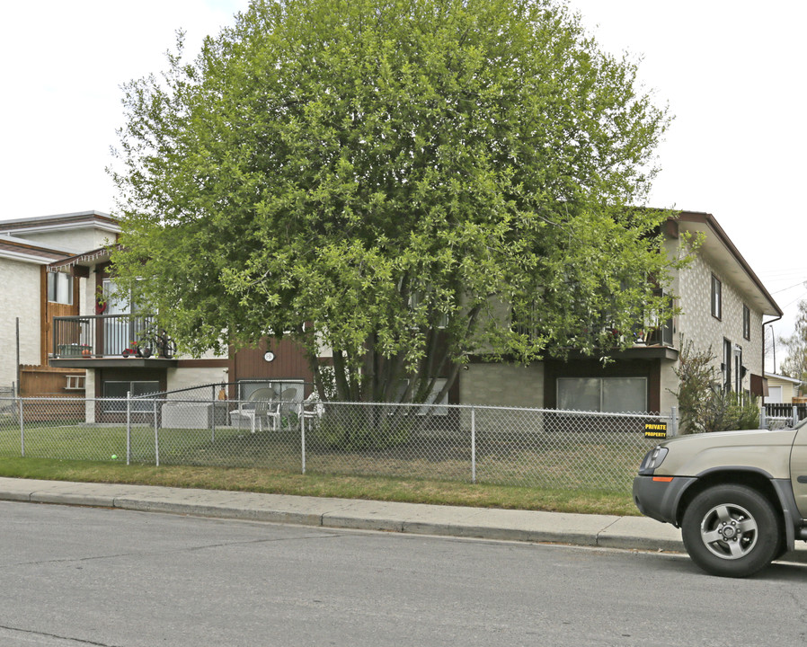 16 Huntley Close NE in Calgary, AB - Building Photo