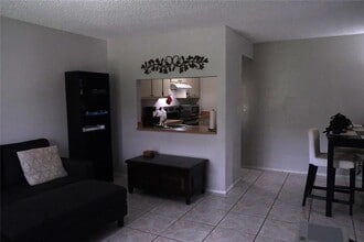 10002 Winding Lake Rd in Sunrise, FL - Foto de edificio - Building Photo