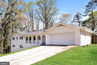 968 Oak Springs Ct in Stone Mountain, GA - Foto de edificio - Building Photo