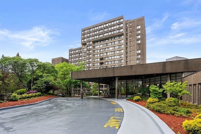 250 Hammond Pond Pkwy in Newton, MA - Building Photo - Building Photo