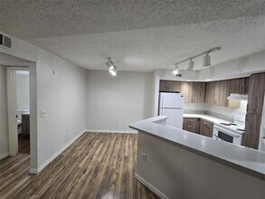 12730 Vista Isles Dr, Unit 815 in Sunrise, FL - Foto de edificio - Building Photo