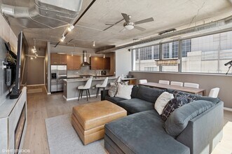 240 E Illinois St, Unit 607 in Chicago, IL - Foto de edificio - Building Photo