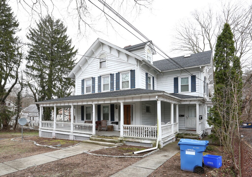 61 Broad St in Norwich, CT - Building Photo