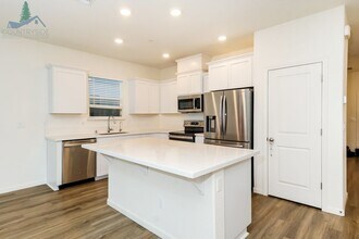 577 Bedfordshire Dr in Patterson, CA - Building Photo - Building Photo