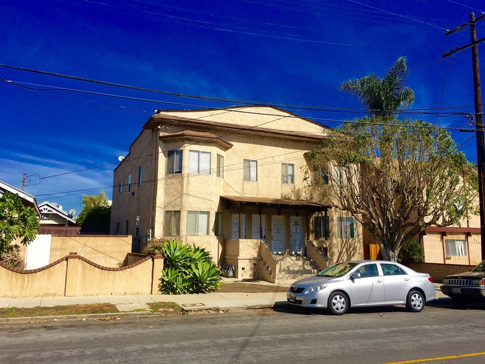 682 W 12th St in San Pedro, CA - Building Photo