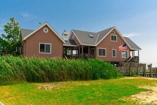 49 Bayview Ave W in Lindenhurst, NY - Building Photo