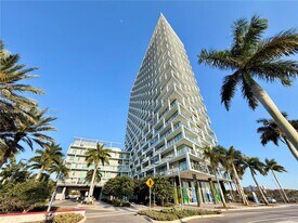 2000 Metropica Wy in Sunrise, FL - Building Photo