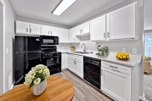 Cambridge Court Apartments in West Des Moines, IA - Building Photo