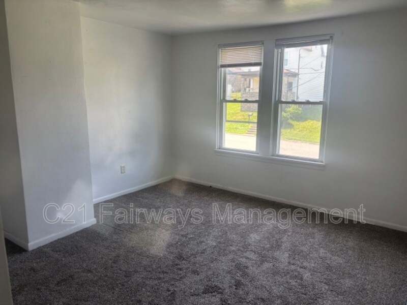 1109 Glass St in White Oak, PA - Building Photo