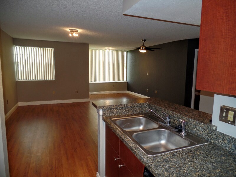 2881 N Oakland Forest Dr in Oakland Park, FL - Foto de edificio