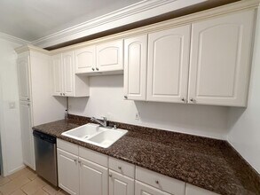 625 N Flores St, Unit 101 in West Hollywood, CA - Building Photo - Building Photo