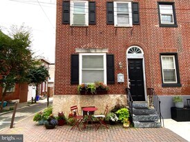 130 Manton St in Philadelphia, PA - Building Photo