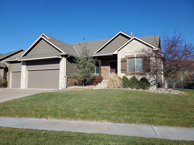 2132 Stonegate Cir in Andover, KS - Building Photo - Building Photo