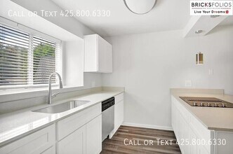 9912 NE 142nd Pl in Kirkland, WA - Foto de edificio - Building Photo