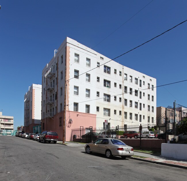 St James Apartments in Los Angeles, CA - Building Photo - Building Photo