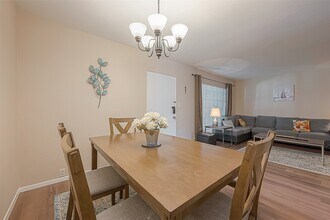 2201 Fountain View Dr in Houston, TX - Building Photo - Building Photo