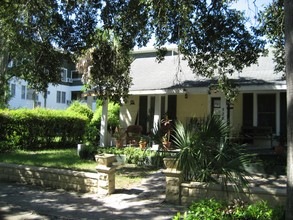 Sans Souci Apartments in St. Petersburg, FL - Foto de edificio - Building Photo