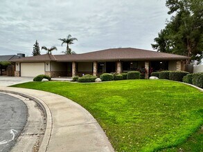 9913 Spring Oak Dr in Bakersfield, CA - Building Photo - Building Photo