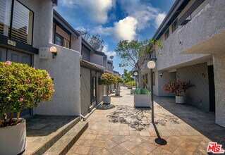 1937 S Beverly Glen Blvd in Los Angeles, CA - Building Photo - Building Photo