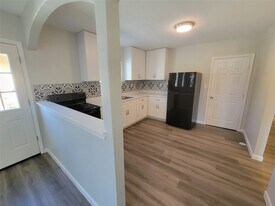 715 11th St in San Leon, TX - Building Photo