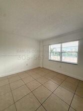 22 Salamanca Ave in Coral Gables, FL - Foto de edificio - Building Photo