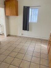 5305 S Hoover St, Unit 5311 in Los Angeles, CA - Foto de edificio - Building Photo