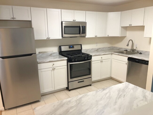 884 Quince Orchard Blvd in Gaithersburg, MD - Foto de edificio - Building Photo