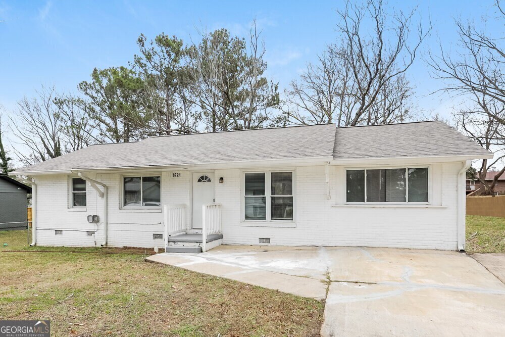 8721 W Bourne Dr in Jonesboro, GA - Building Photo