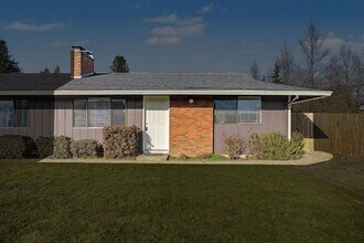 421-423 Toliver Rd in Molalla, OR - Building Photo - Building Photo