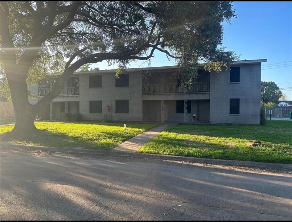 1867 Florida Dr in Seabrook, TX - Building Photo