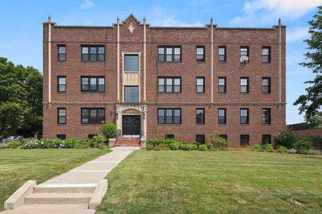 684 Farmington Ave in West Hartford, CT - Building Photo - Building Photo