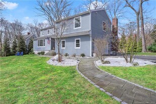 54 Country Club Rd in Darien, CT - Building Photo