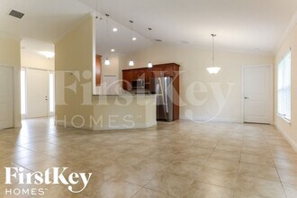 980 SW Del Rio Blvd in Port St. Lucie, FL - Foto de edificio - Building Photo