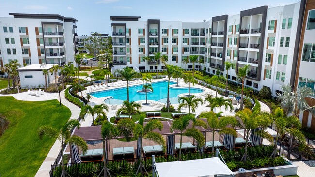 Arya in St. Petersburg, FL - Foto de edificio - Building Photo