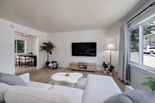 11380 SW Greenburg Rd-Unit -Apt 1 in Portland, OR - Building Photo - Building Photo