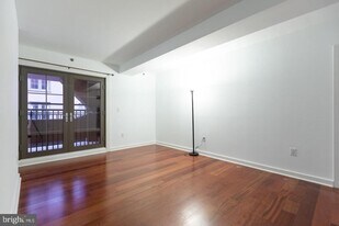 219-29 S 18th St in Philadelphia, PA - Building Photo