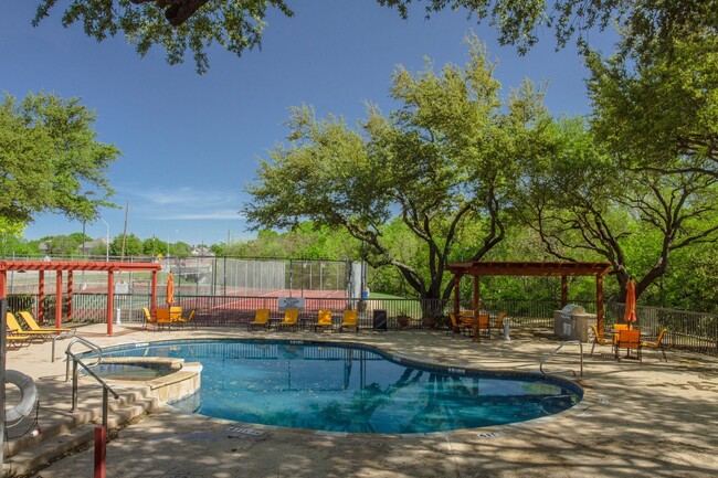 Chisholm Place in Plano, TX - Foto de edificio - Building Photo